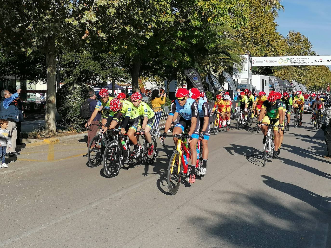 Más de 80 ciclistas con problemas de movilidad dejan constancia de su esfuerzo y superación en Casar de Cáceres