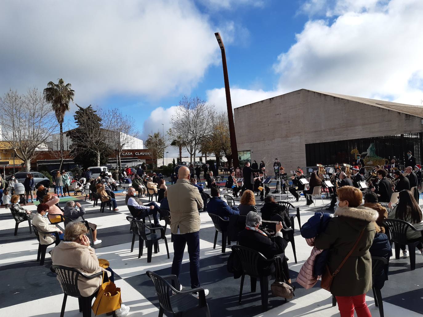 El buen tiempo acompaña el Concierto de Navidad de la Banda municipal de música