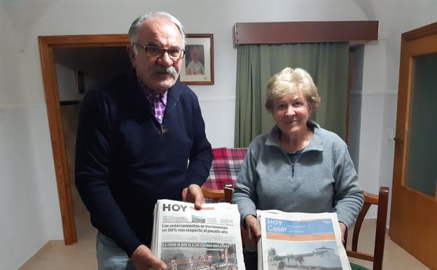 Un matrimonio colecciona por duplicado los 100 números publicados de Hoy Casar