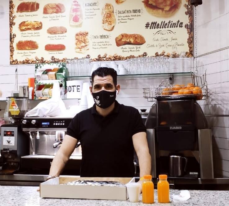 «Nos hemos tenido que reinventar y ofrecer pedidos para llevar, pero el trato personal es más especial»