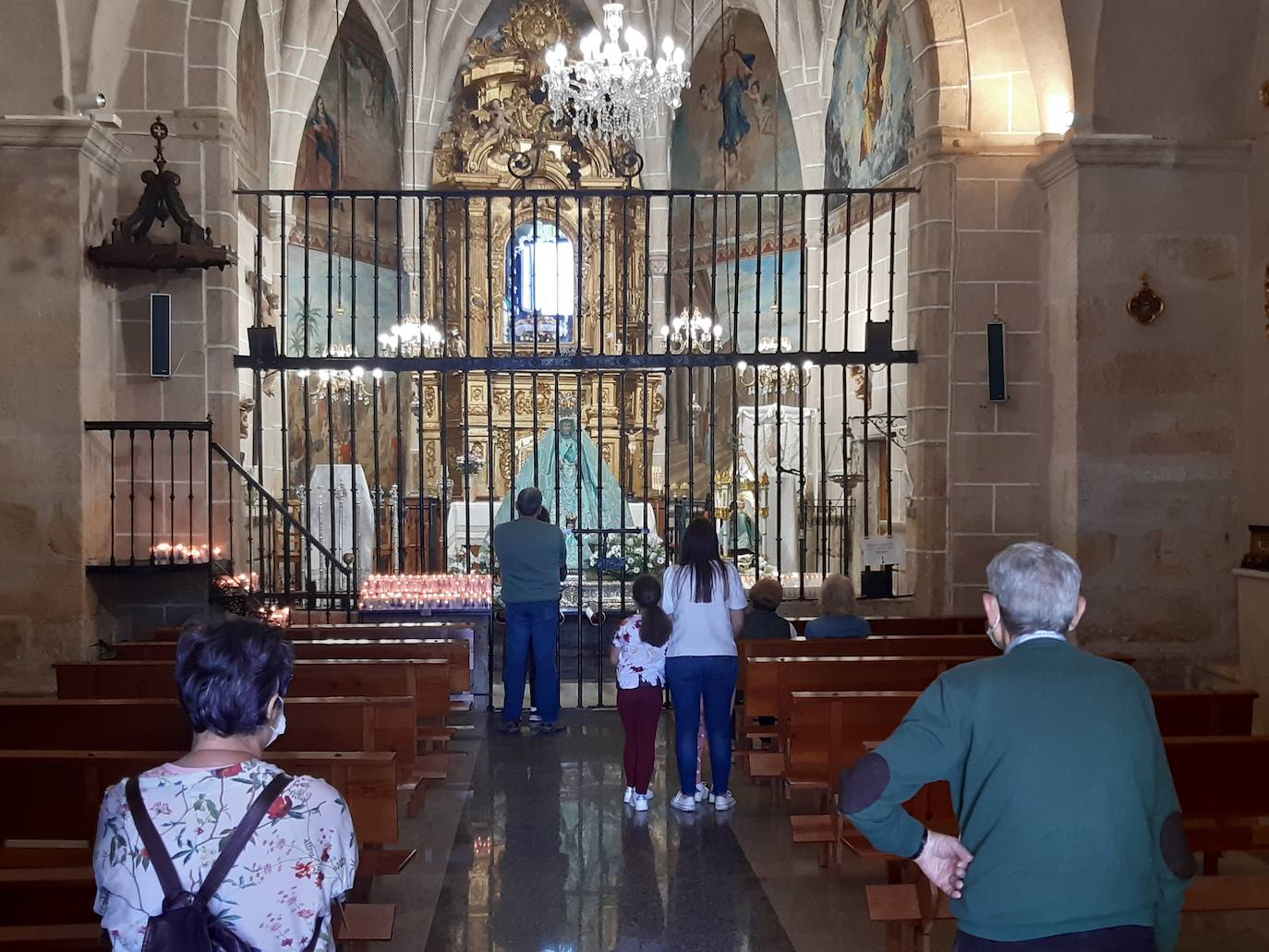 El Lunes de Pascua se celebra sin romería pero con numerosas visitas a la patrona