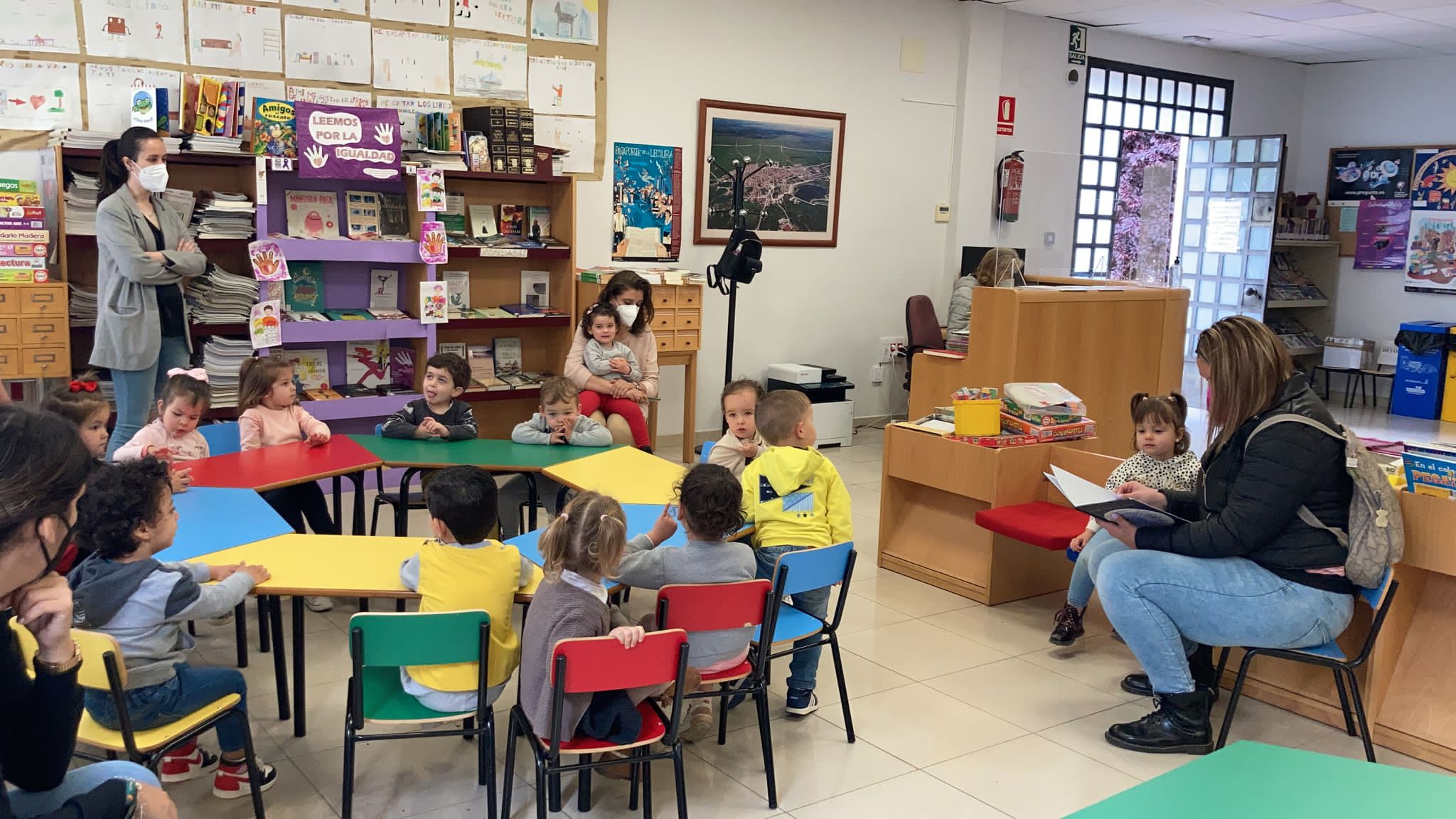 Los niños de Zarapico reciben el carné de socio de la biblioteca