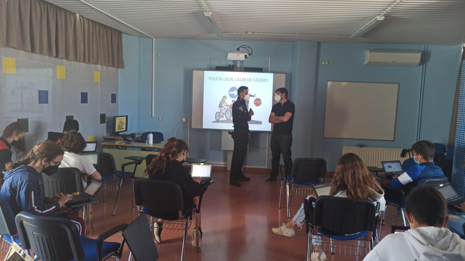 La Policía aporta conocimientos sobre la conducción de la bicicleta a los alumnos del IESO Vía de la Plata