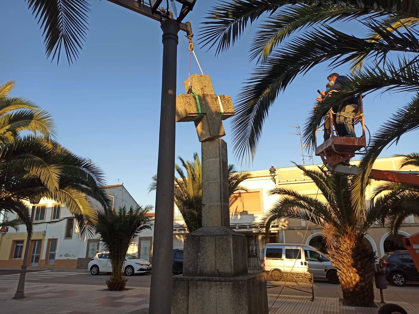 Retiran la Cruz de la calle Larga Alta y la traladan al cementerio