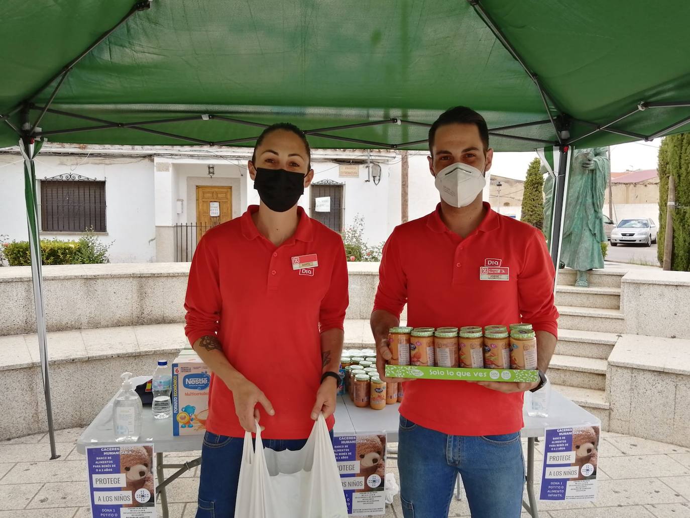 Trabajadores del supermercado DÍA entregaron productos para el Banco de Alimentos. CEDIDA/