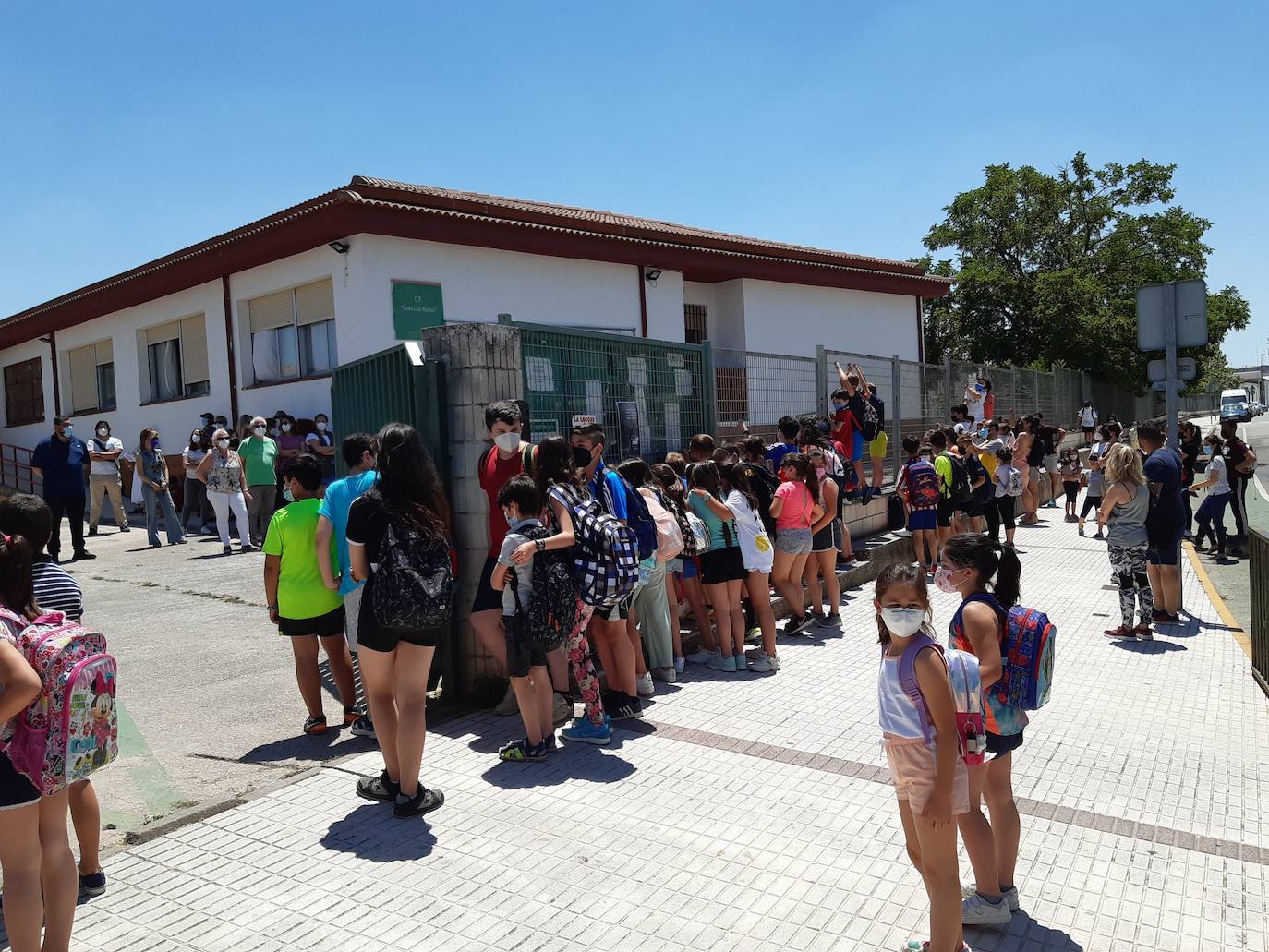 Maestros, alumnos y familias protestan a la salida del colegio para evitar la supresión de una plaza de docente