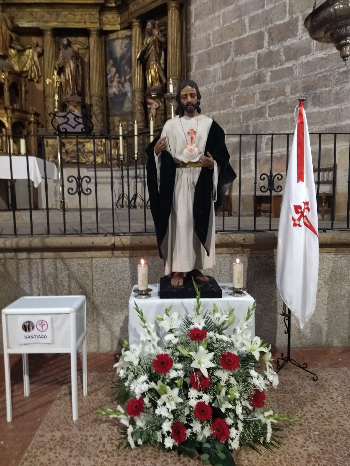 La festividad de Santiago se concentra en la parroquia, y un año más se suspende la procesión, velada y mesa de ofrendas