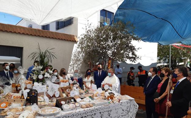 Los casareños vuelven a arropar la Mesa del Ramo