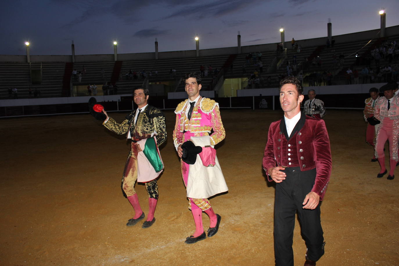 Morante de la Puebla, López Simón y Leonardo Hernández, en su salida del coso casareño. 