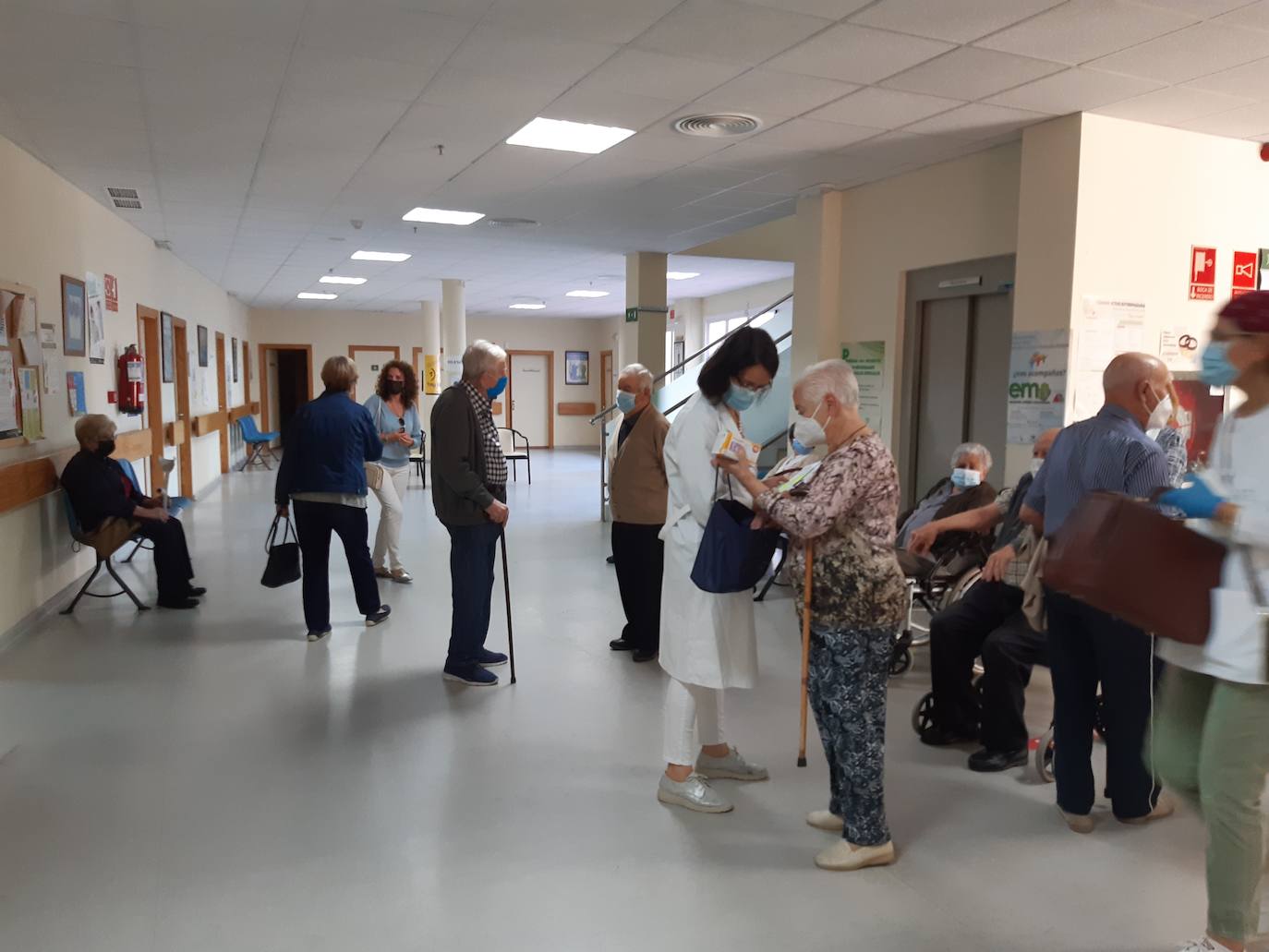 Comienzan a vacunar con la tercera dosis a los mayores de 80 años