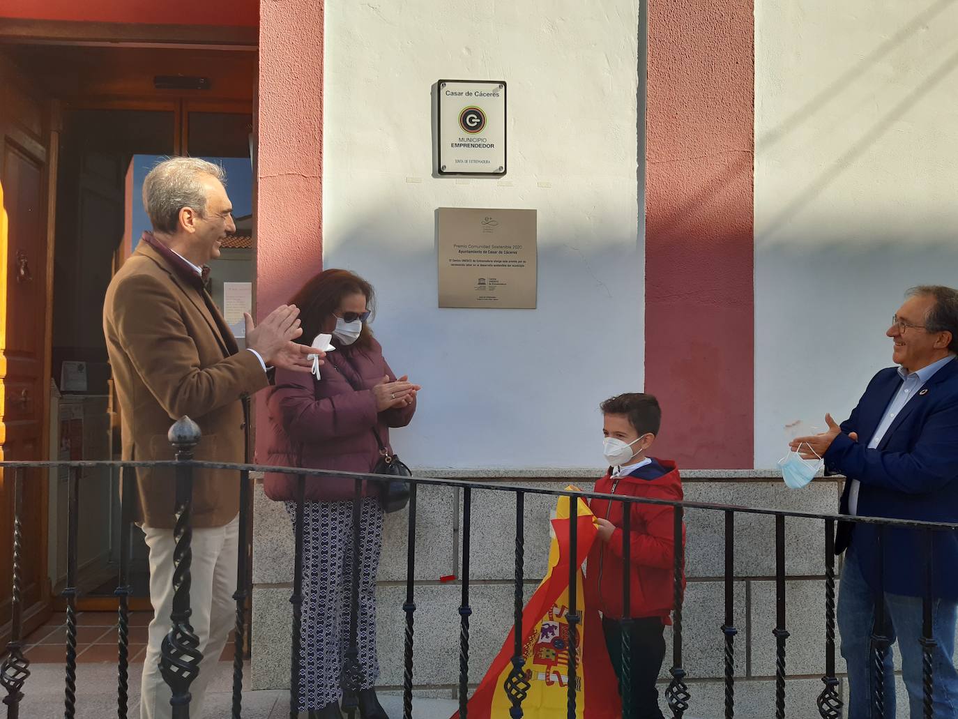 Casar de Cáceres descubre su placa del Premio Comunidad Sostenible
