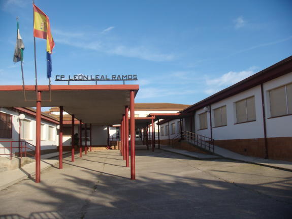 Confinan dos aulas del colegio León Leal por el positivo de dos alumnas
