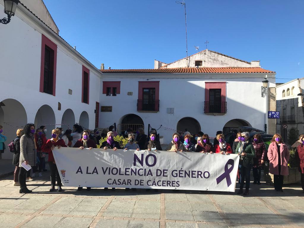 Casar de Cáceres sale a la calle para reivindicar la lucha contra la violencia de género