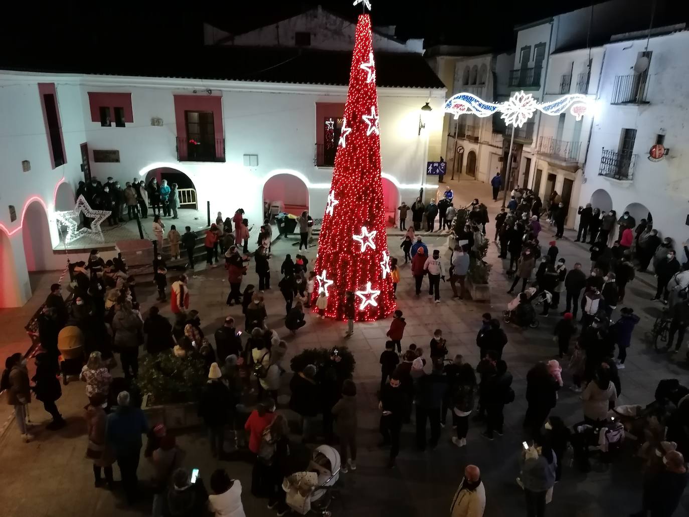 Numeroso público asiste al encendido de luces de la Navidad