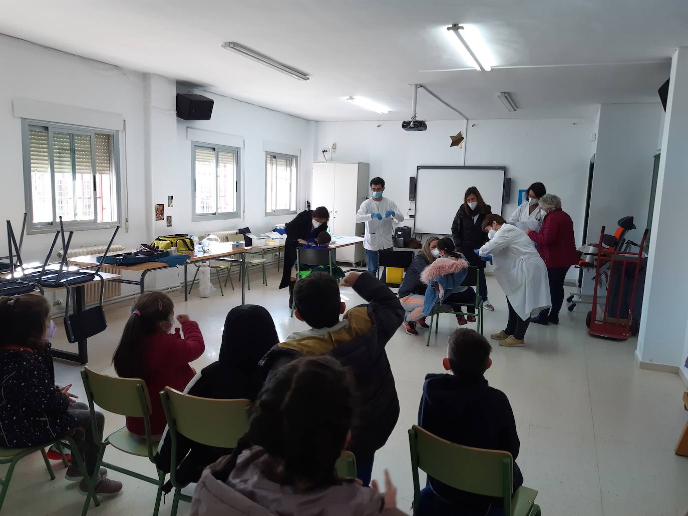Compañerismo y algunos nervios en la segunda jornada de vacunas en el León Leal Ramos