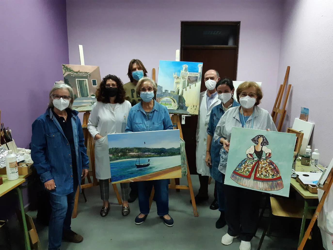 El taller de pintura de la Universidad Popular es el más heterogéneo, con alumnos desde los seis hasta los 90 años