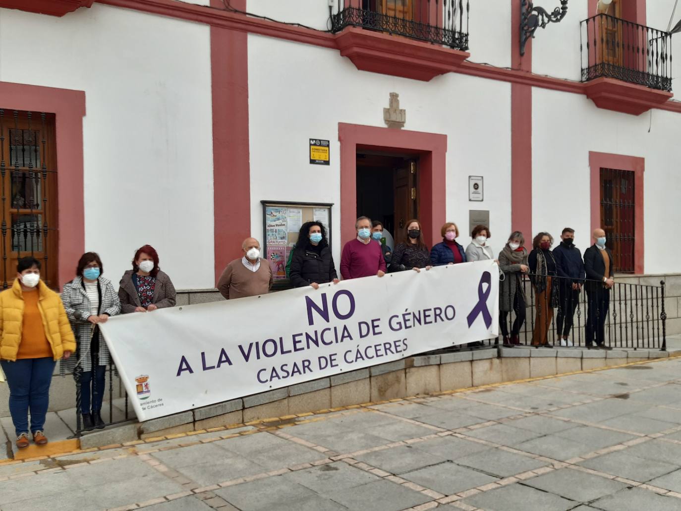 Casar de Cáceres vuelve a mostrar, como cada 25 de mes, su repulsa a la violencia de género