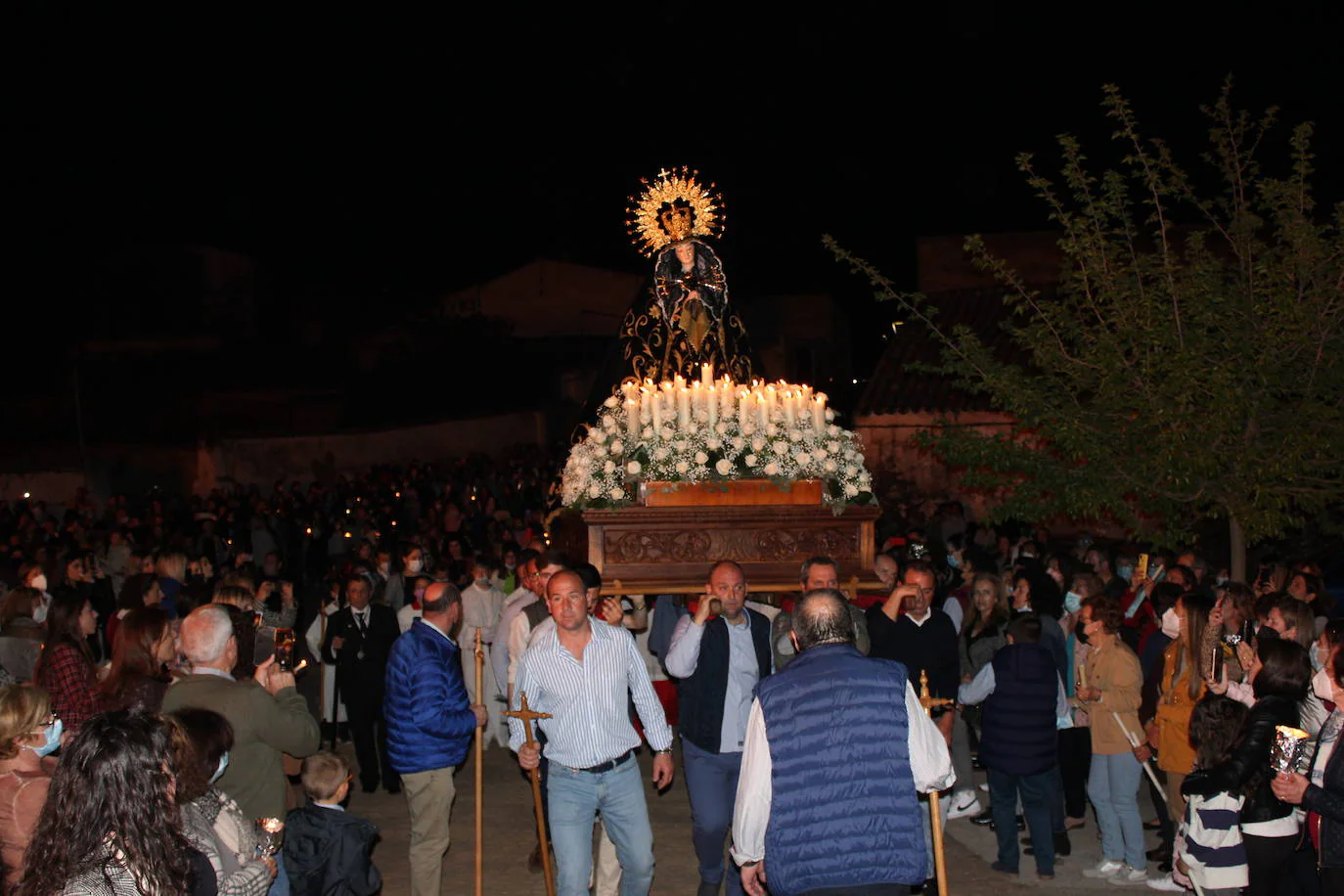 Una multitud arropa a La Soledad en el regreso a su ermita