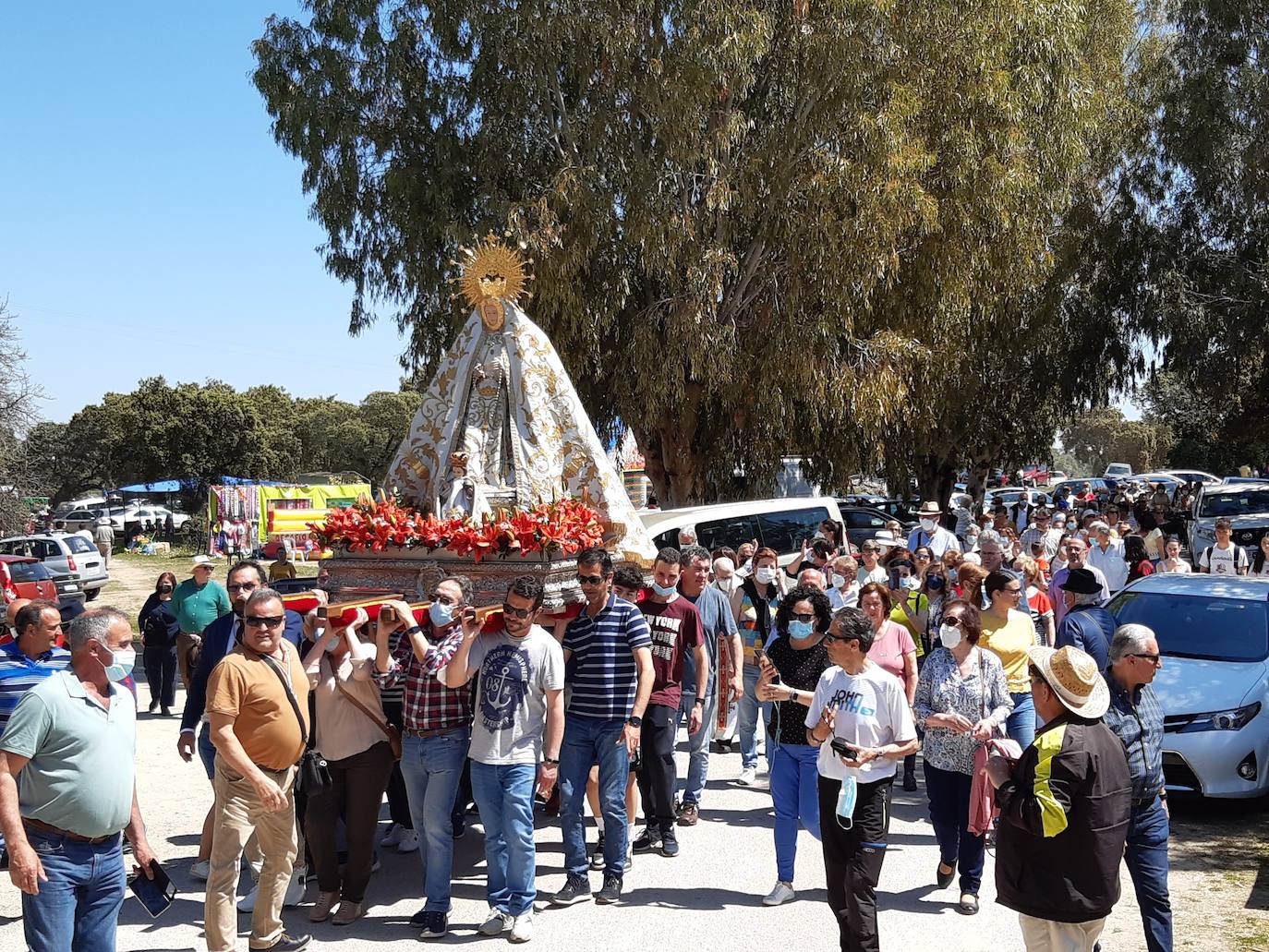 La Virgen del Prado vuelve a estar muy arropada en el Día de Las Cruces