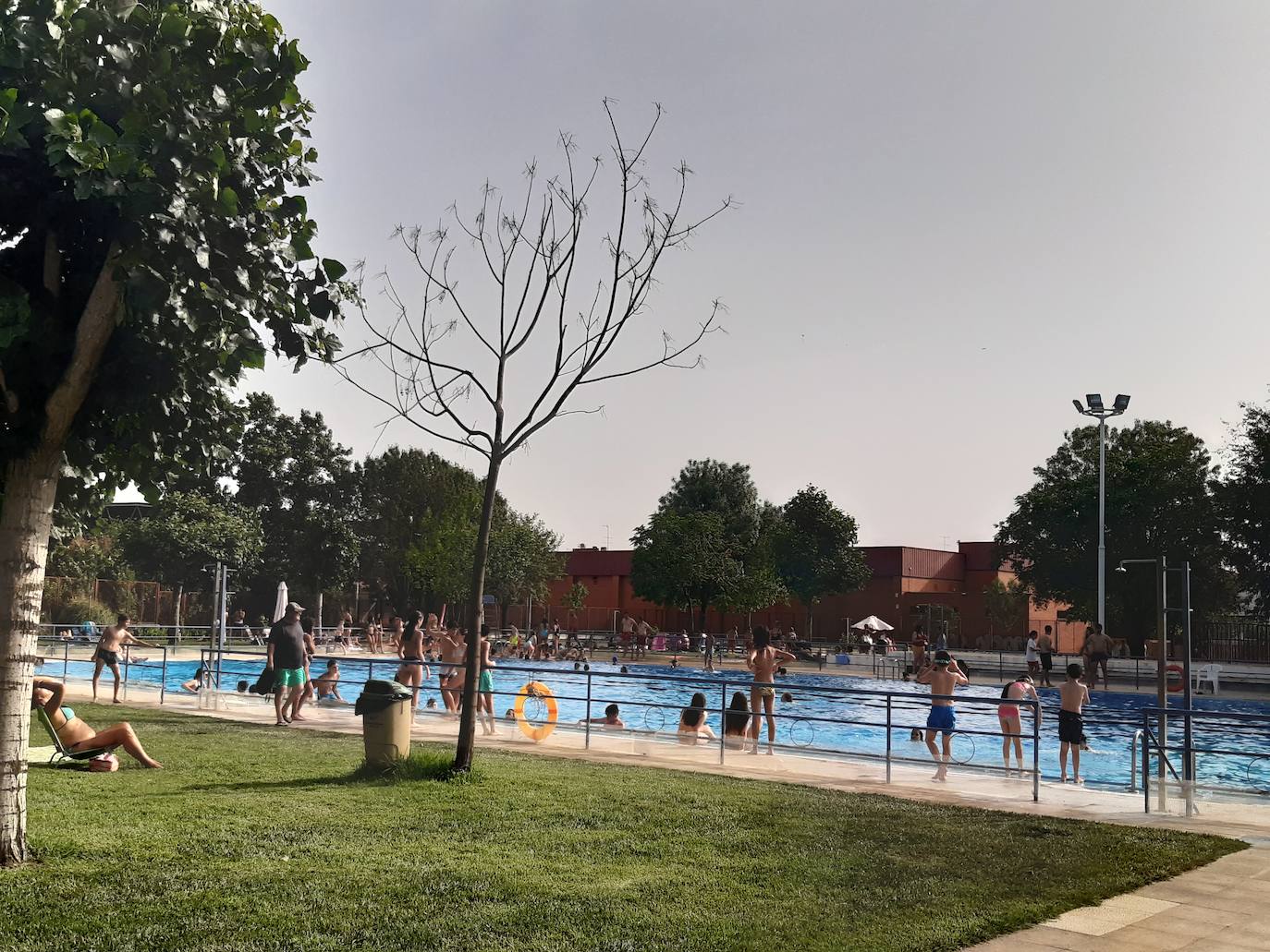 La piscina municipal se llena de bañistas en una primera jornada gratuita