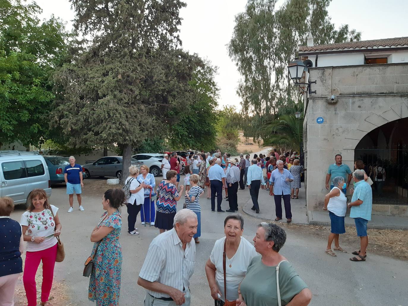 La fiesta del Emigrante acoge a numerosas personas en la ermita de la Virgen del Prado