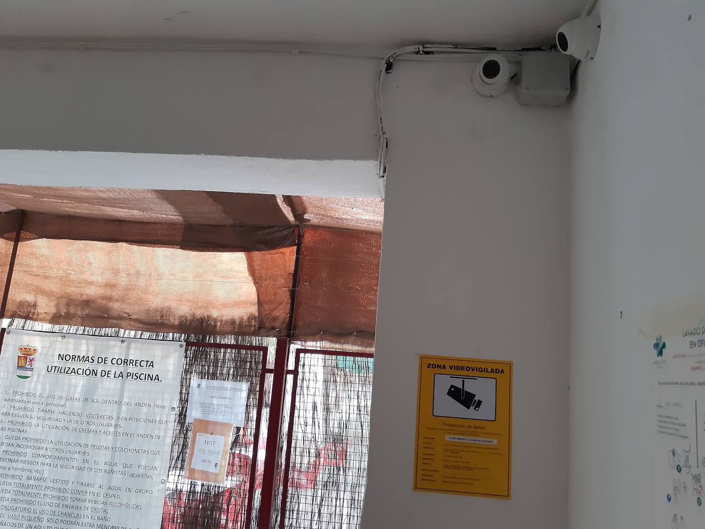 El recinto de la piscina municipal cuenta ya con cámaras de videovigilancia para prevenir el vandalismo