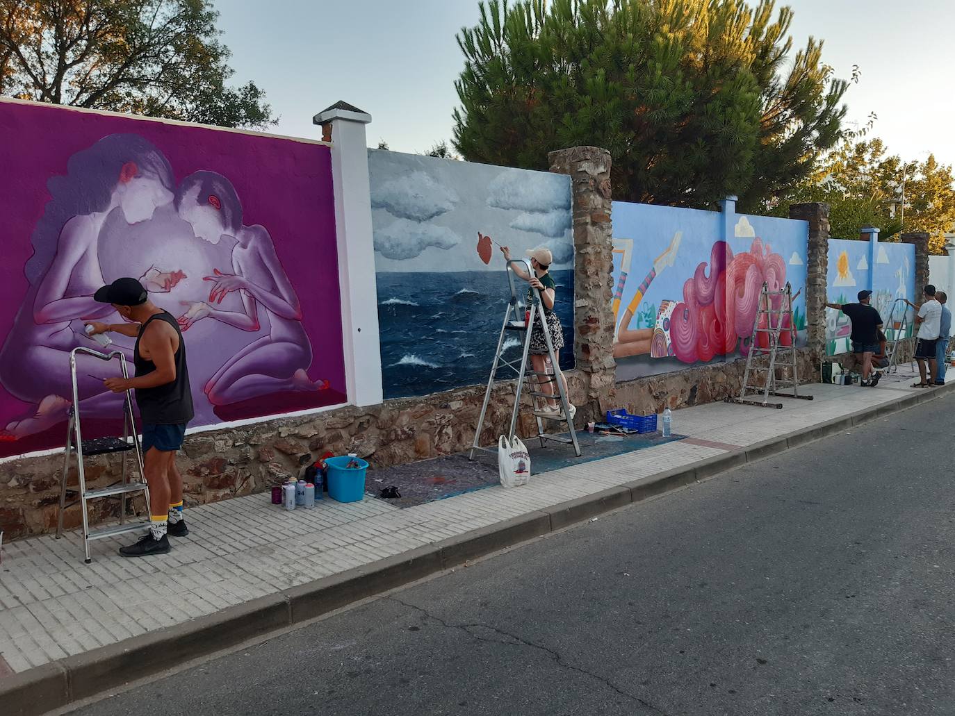 Tres nuevas obras hacen crecer el gran muro con el que cada año se homenajea a Gemma Granados