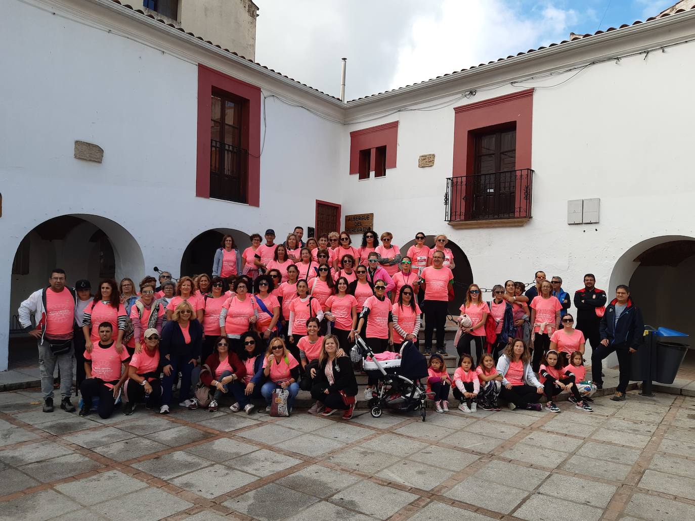 Cerca de un centenar de participantes asisten a la I Marcha rosa a favor del cáncer de mama
