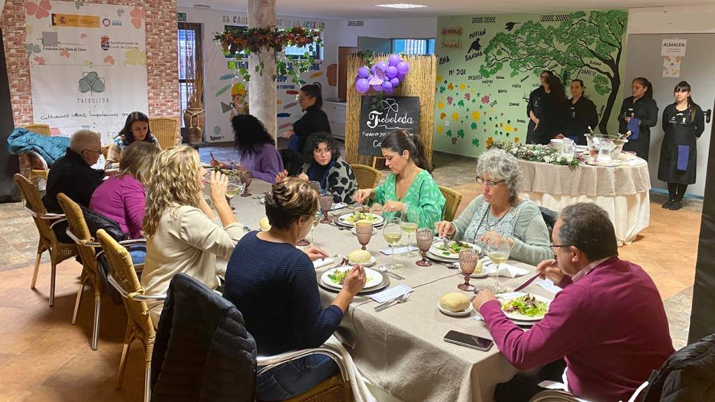 Alumnos del proyecto Treboleda organizan una comida para mujeres emprendedoras