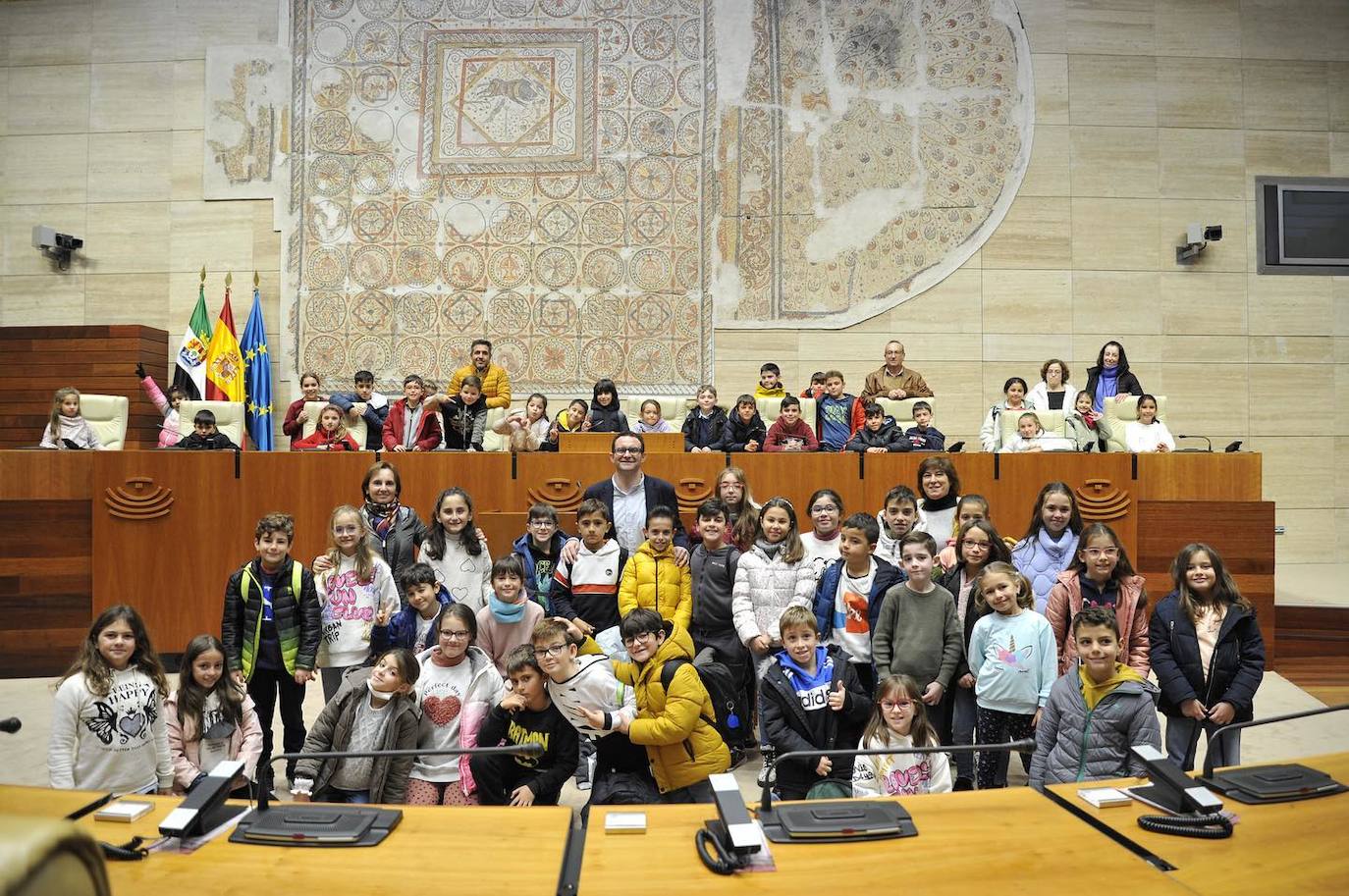 Los niños casareños visitan la Asamblea de Extremadura y participan en un divertido debate