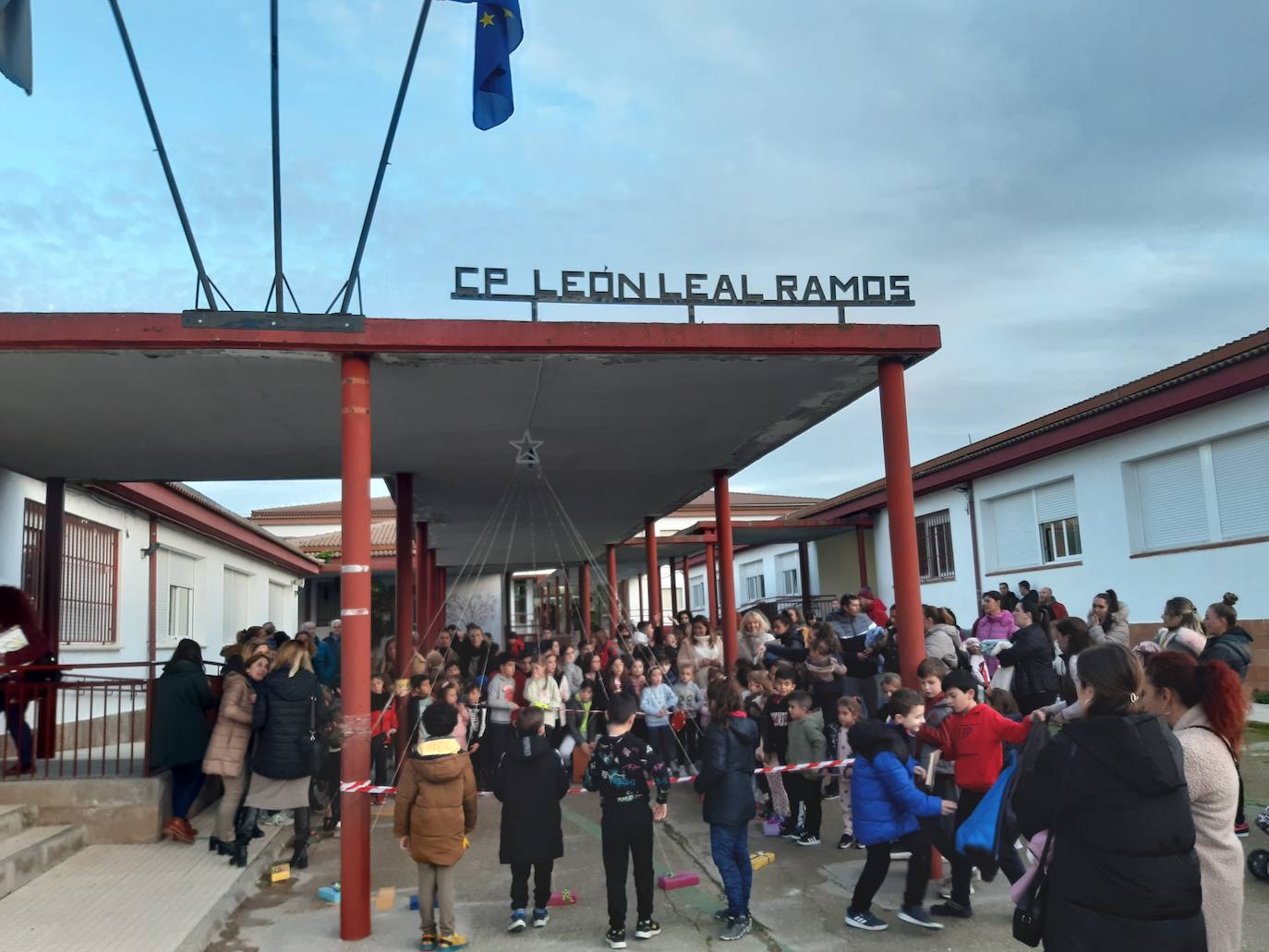 El colegio León Leal Ramos organiza unas navidades solidarias y recicladas