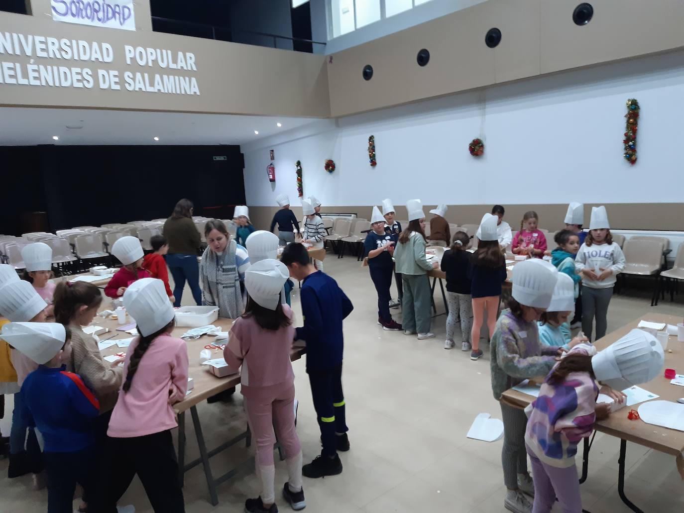 Un total de 55 niños participan en un taller de repostería navideña