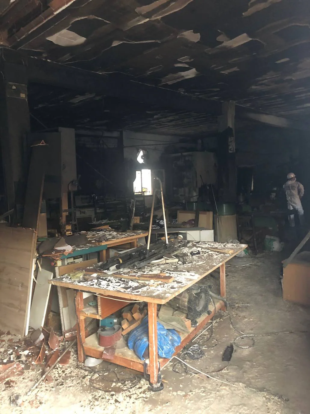 Un incendio destroza en plena madrugada el taller de la carpintería Hermanos Cordobés