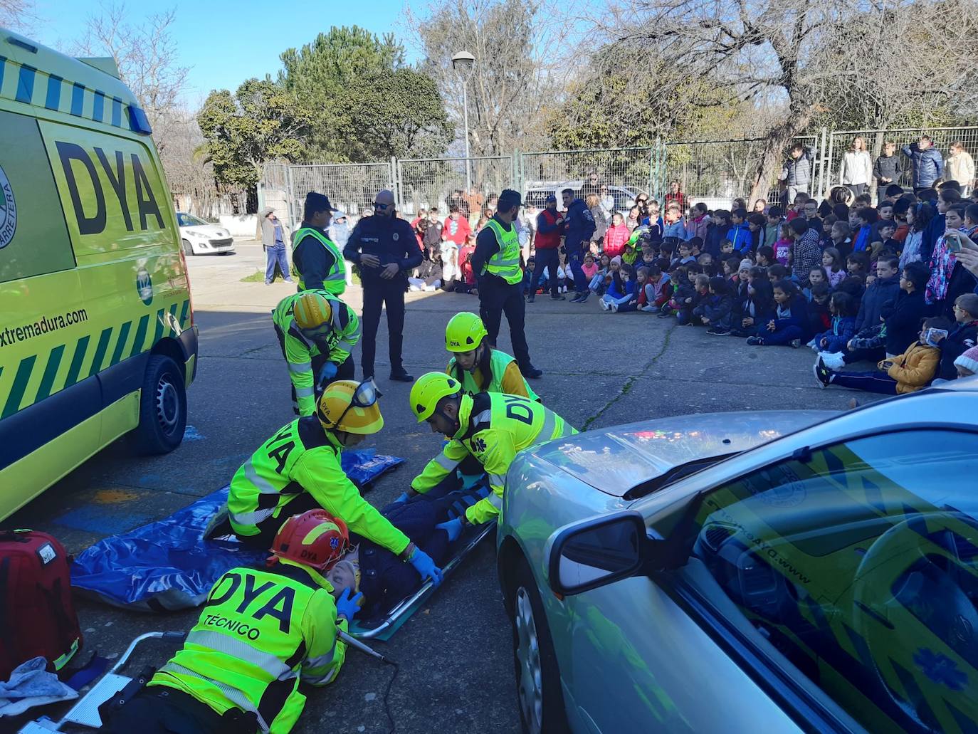 Los alumnos de Primaria del León Leal Ramos presencian el simulacro de un atropello en el patio del colegio