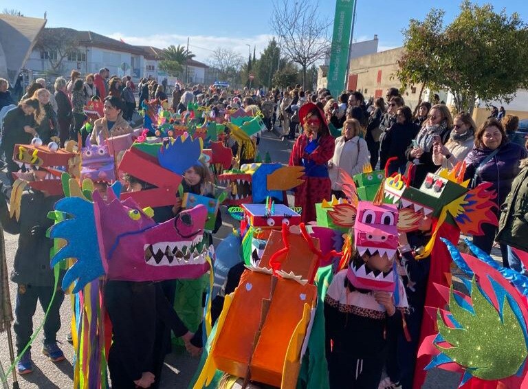 El Carnaval se estrena en Casar de Cáceres con el desfile de los centros educativos