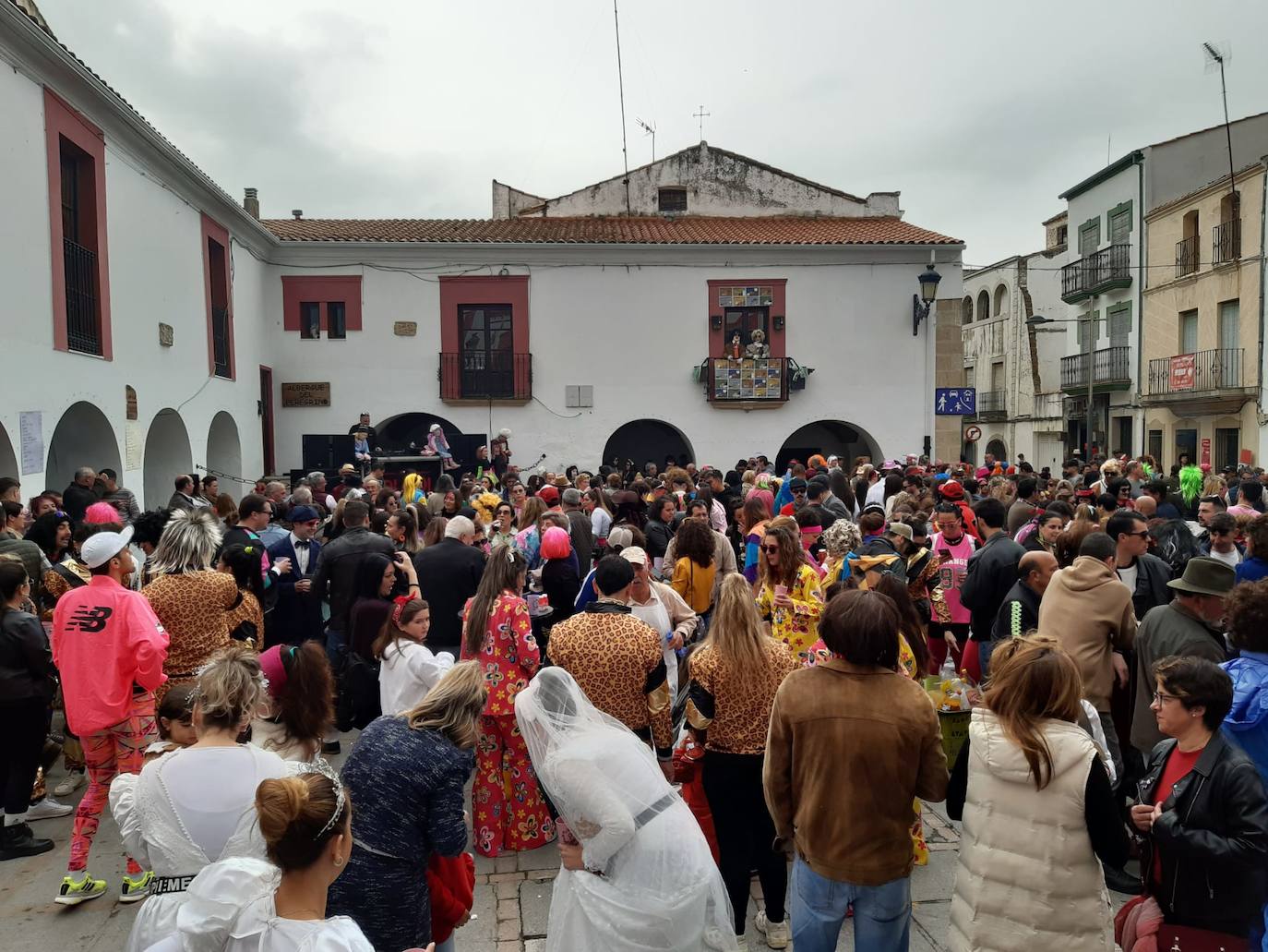 La plaza de España se llena de gente otro domingo de Carnaval