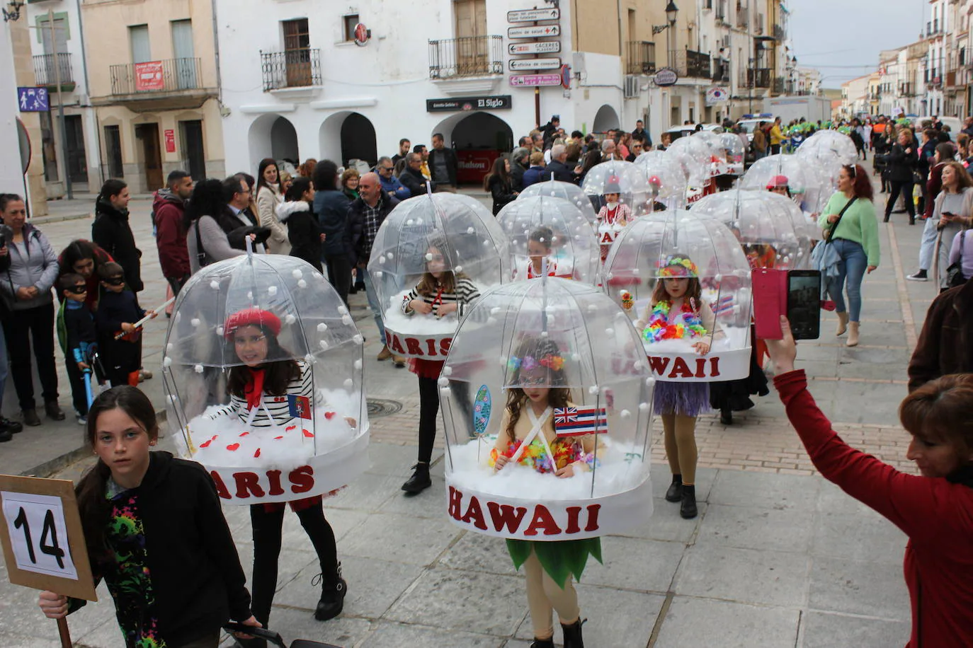 'Las bolitas de nieve' ganan el desfile de comparsas infantil del Carnaval