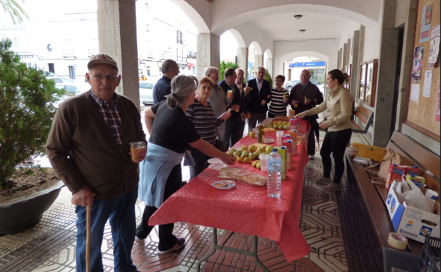El Ayuntamiento de Castuera organizó un 'desayuno saludable' para fomentar la buena alimentación