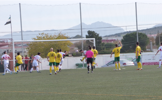 Cómoda victoria del CD Castuera-Subastacar ante el Olivenza (3-0)