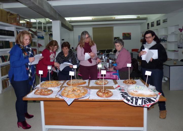 Ambiente festivo en el VIII concurso de 'Regañas' en la noche de víspera de la festividad de la Candelaria
