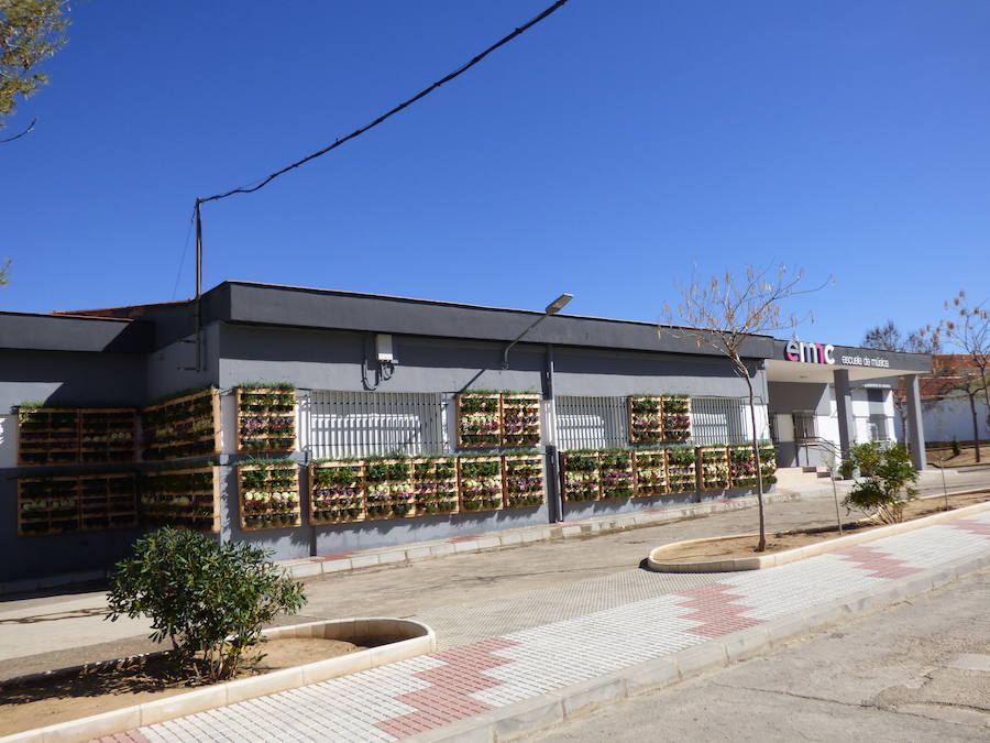 La Escuela de Música estrena el primer jardín vertical de la localidad