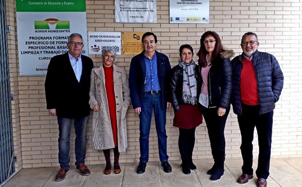 La directora general de Arquitectura de la Junta de Extremadur visita la instalación de Adiser-Horizontes en Castuera