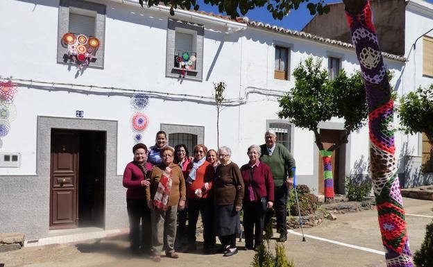 Castuera se viste de lana con una nueva edición del Urban Knitting 'La Serena Tejida'