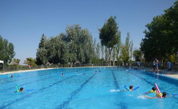El Ayuntamiento oferta seis plazas de socorristas y seis de monitores deportivos para la piscina municipal