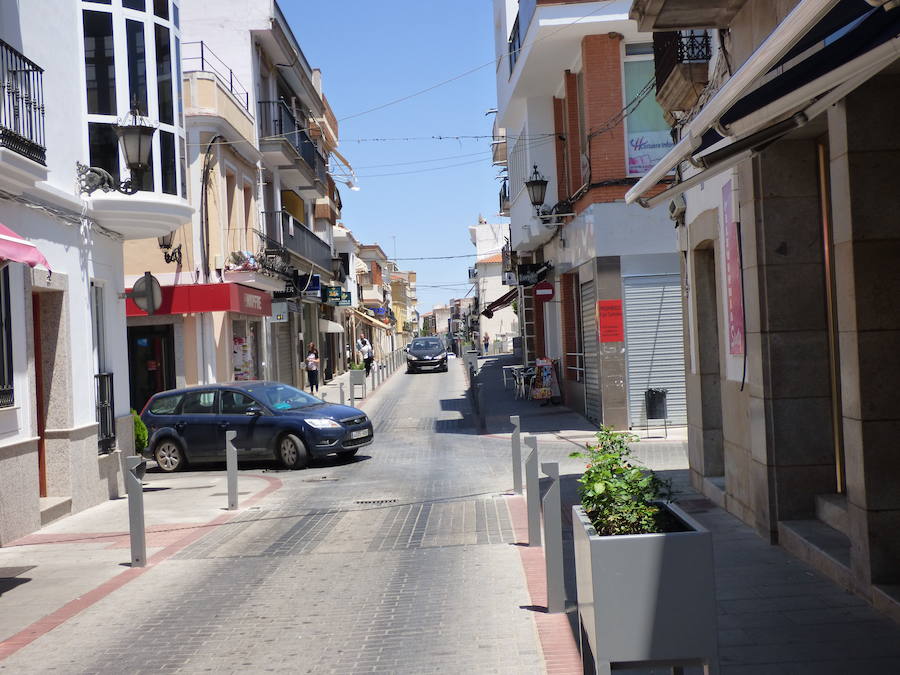 Finaliza la instalación y el acondicionamiento del mobiliario urbano en las calles Santa Ana, Mártires y Constitución