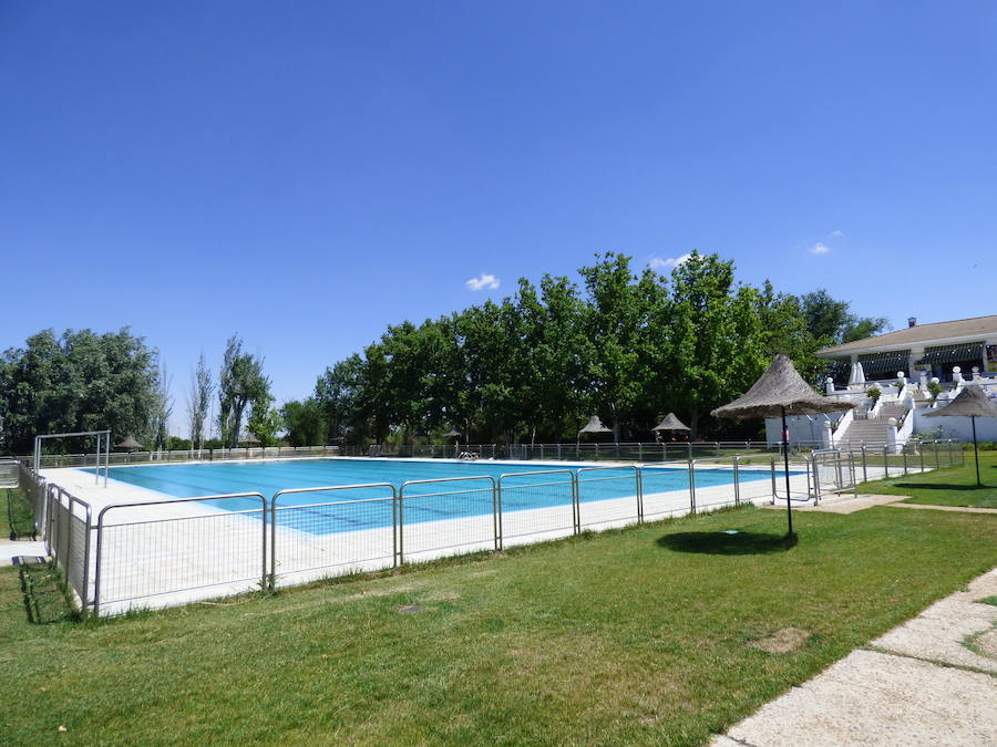 La piscina municipal se pone a punto para inaugurar la temporada de baño 2019
