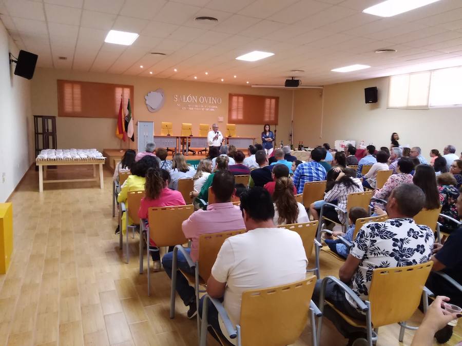 Los participantes en el taller 'Hazte tu Queso' recogieron sus piezas