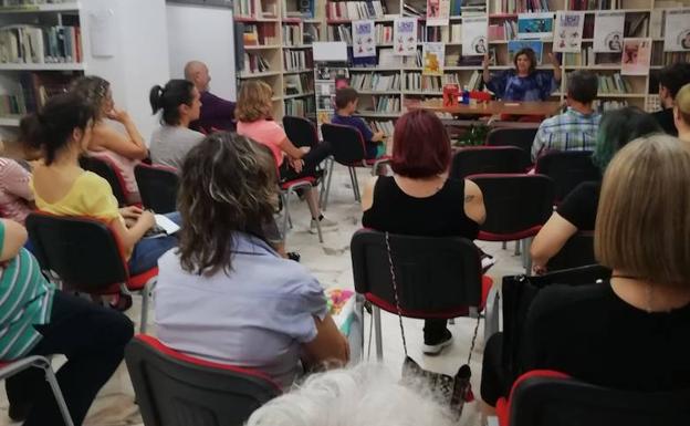 La Biblioteca Municipal recibe a la escritora Concha Rodríguez