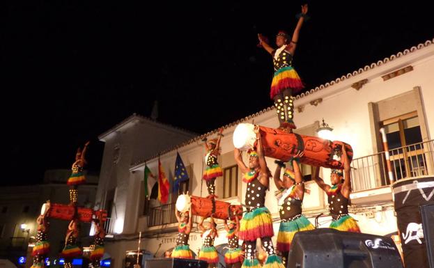 El grupo africano 'Super Angels Hwendo Na Bua' llenó de música y color la plaza de España