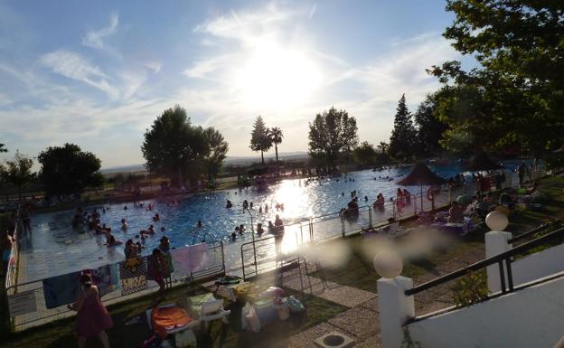 La primera jornada de horario ininterrumpido de la piscina tuvo una enorme acogida